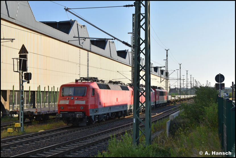 Morgens 6:40 Uhr, Chemnitz Hbf.: Auf dem Weg zur Arbeit musste ein kurzer Stop sein, als ich 120 119-3, 120 127-6 und 155 049-0 mit langem Schwellenzug auf den Außengleisen erblickte