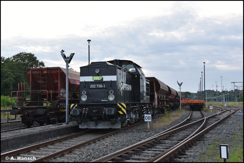 202 738-1 trägt noch das schwarz ihres Vorbesitzers EBS aber bereits die Aufschrift des neuen Besitzers ITL/Captrain. Im Außenbahnhof ist die Lok mit Schotterwagen abgestellt