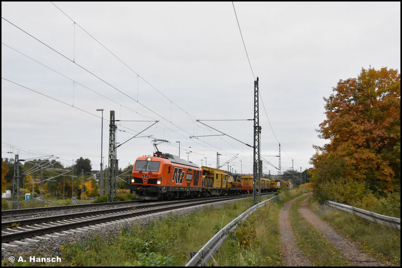 Am frühen Abend war RTS 248 095-2 mit einem Bauzug nordwärts unterwegs. Bei Grenzlicht entstand in Chemnitz-Furth noch ein Bild