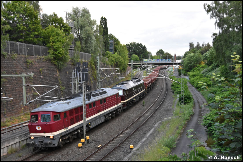 Am späteren Abend erreicht 231 012-6 mit Wagenlok 232 141-2 und Kipperzug den Chemnitzer Hbf. Gekommen war die Fuhre aus Zwickau
