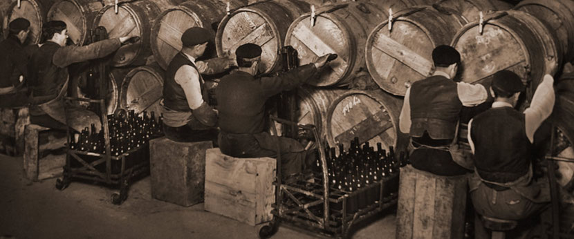 Antigua fotografia de embotellado del vino de forma artesanal
