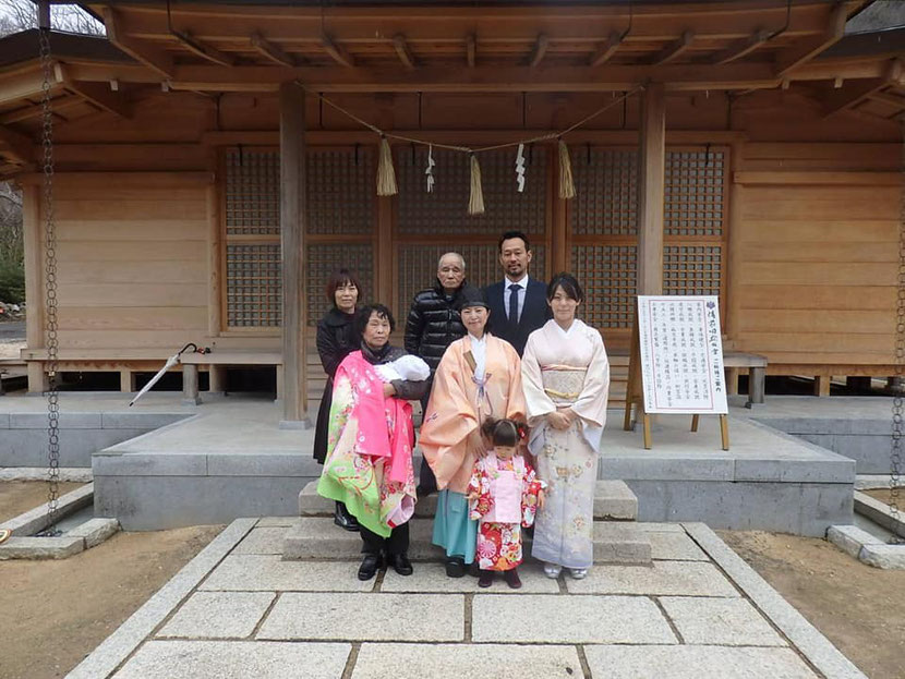 総社宮拝殿の前で記念撮影をする初宮詣のお参りに訪れたももねちゃんご家族