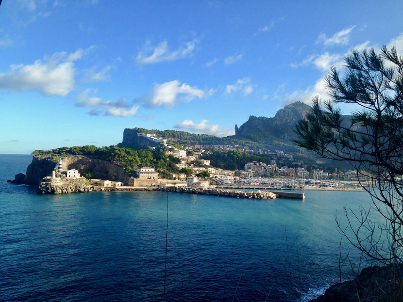 Aussicht auf Port de Sóller auf dem Weg vom Leuchtturm "Es Faro" zum Hafen
