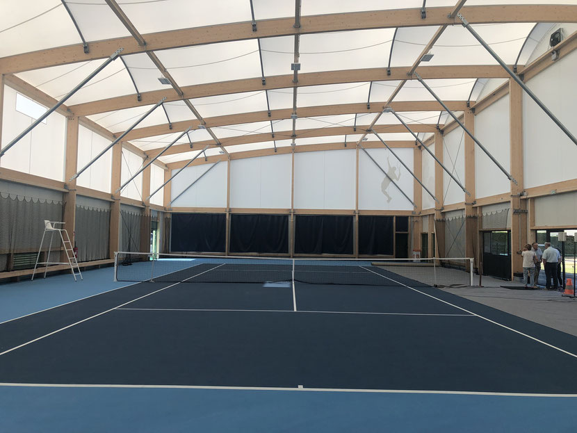 Le court de tennis est équipé de deux espaces de stockage pour le matériel. Photo: C.B