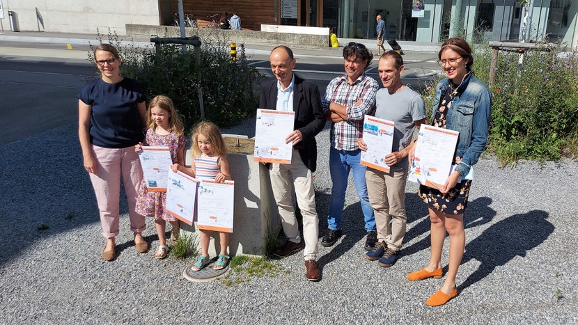 Heike Fischer und ihre Töchter, Marco Genoni (Gemeindepräsident), Thomas Baumann (Gemeinderat), Philippe Woodtli (Geschäftsführer Gemeinde Suhr) und Rhea Mollet bei der Übergabe der Auswertung der Plakataktion