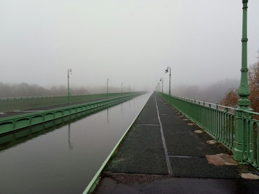 Victor à l'aube sur le pont canal de Briare.  Si, si, regardez bien tout au loin !