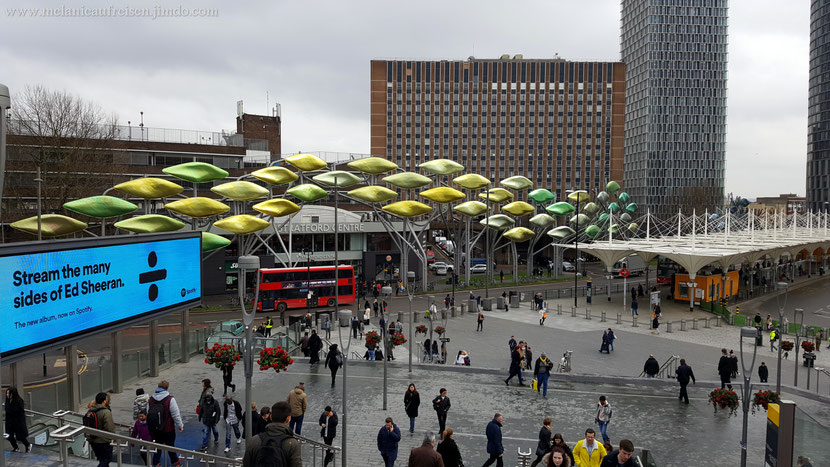 Stratford Center und Busbahnhof (rechts), hinter mir Westfield London (London´s größtes Shopping Center)