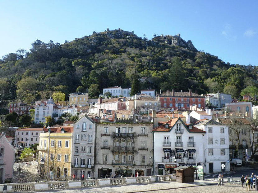 De la terrasse du palacio Nacional on voit le Castelo dos Mouros sur les hauteurs