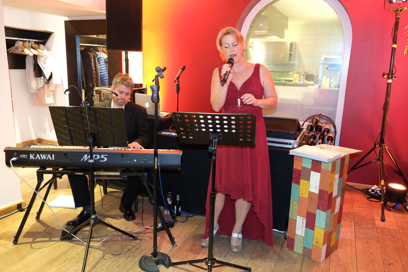 Duo Sopranistin Diane Eisenhawer und Pianist Frank Hecht, Dinner, Sektempfang, Hochzeit im "Haus am See" in Aachen,  NRW, Hochzeitssängerin