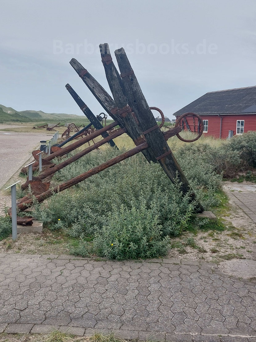 Dass diese Signalkanonen wichtig waren, zeigen die vielen verschiedenen ausgestellten Anker in Thorsminde, welche die vielen Schiffsunglücke bezeugen.