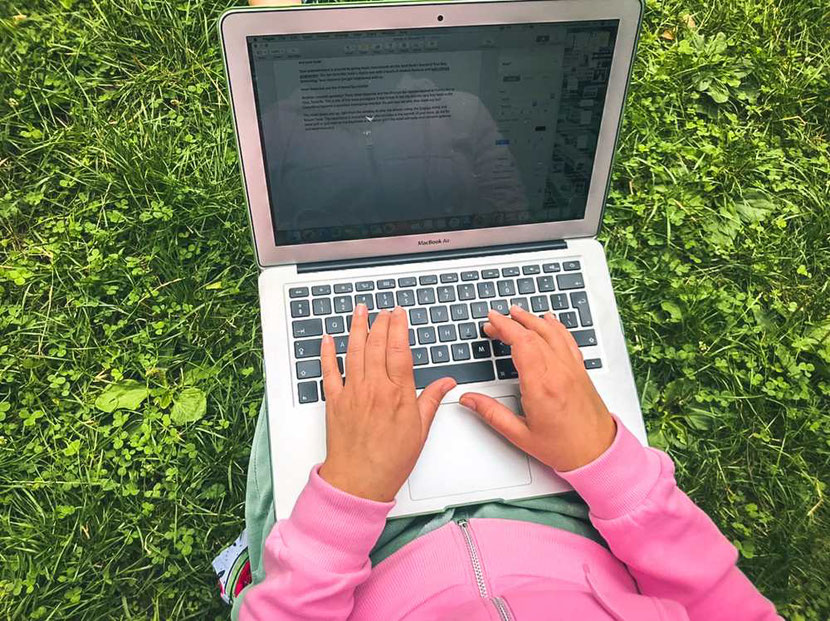 writing a free guest post on my laptop in the park 