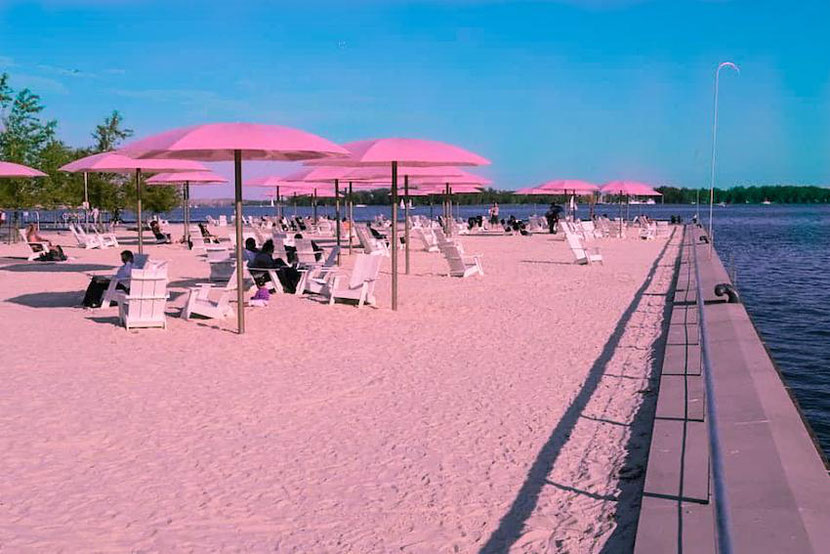 a relaxing place in Toronto: unique Sugar Beach 