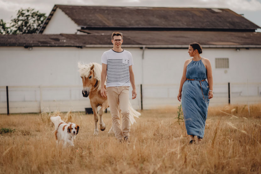 Paarfotoshooting, liebe, rüsselsheim am main, trebur, astheim, darmstadt, mainz, pony, pferdfoto, hundfotografie, fotografie, portrait, liebefotografie, fotograf in Hesssen, Königstädten, Nauheim, Darmstadt, Rhein-main-Gebiet, hochzeitsfotograf