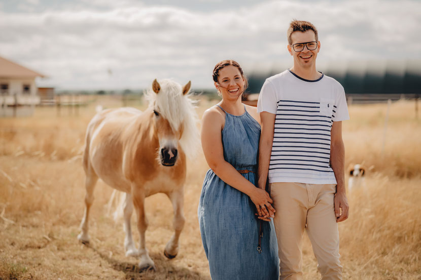Paarfotoshooting, liebe, rüsselsheim am main, trebur, astheim, darmstadt, mainz, pony, pferdfoto, hundfotografie, fotografie, portrait, liebefotografie, Stahl, fotograf in Hesssen, Rhein-main-Gebiet, hochzeitsfotograf