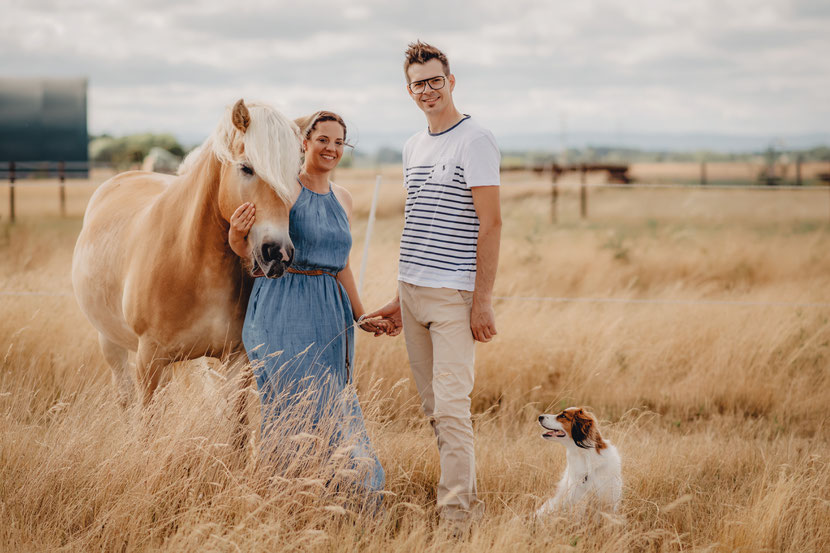 Paarfotoshooting, liebe, rüsselsheim am main, trebur, astheim, darmstadt, mainz, pony, pferdfoto, hundfotografie, fotografie, portrait, liebefotografie, fotograf in Hesssen, Rhein-main-Gebiet, lachen, verlobungsfotos, hochzeitsfotograf