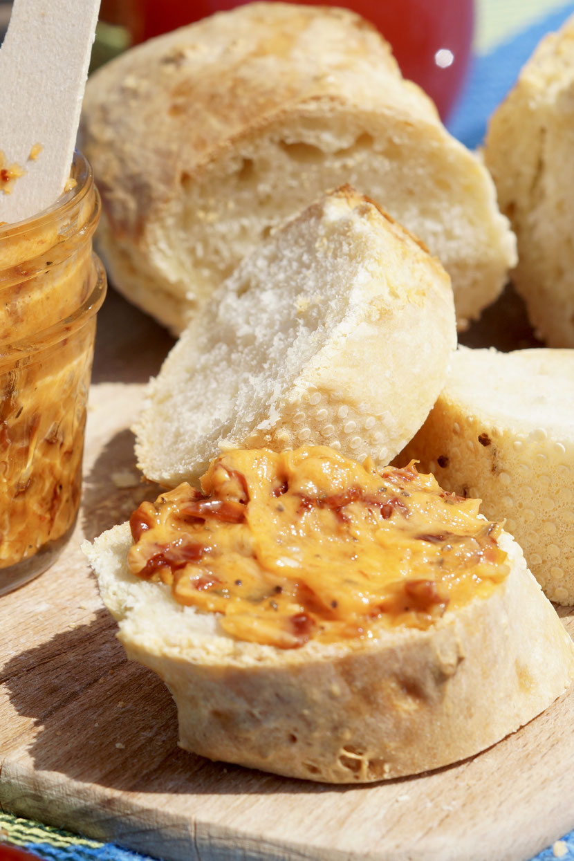 Magisches Baguette und Tomatenbutter
