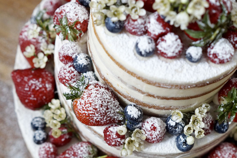 Naked Cake mit Beeren Berry naked Cake Hochzeitstorte Geburtstagstorte