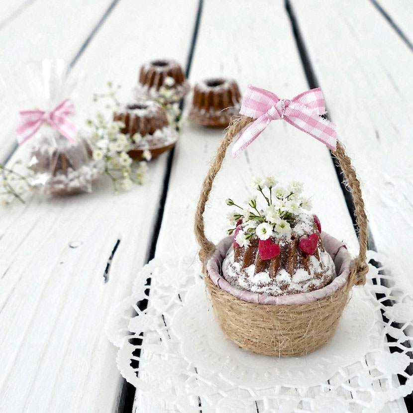 Kleines, selber gemachtes Körbchen gefüllt mit Mini Gugelhupf dekoriert mit Schleierkraut und roten Herzchen