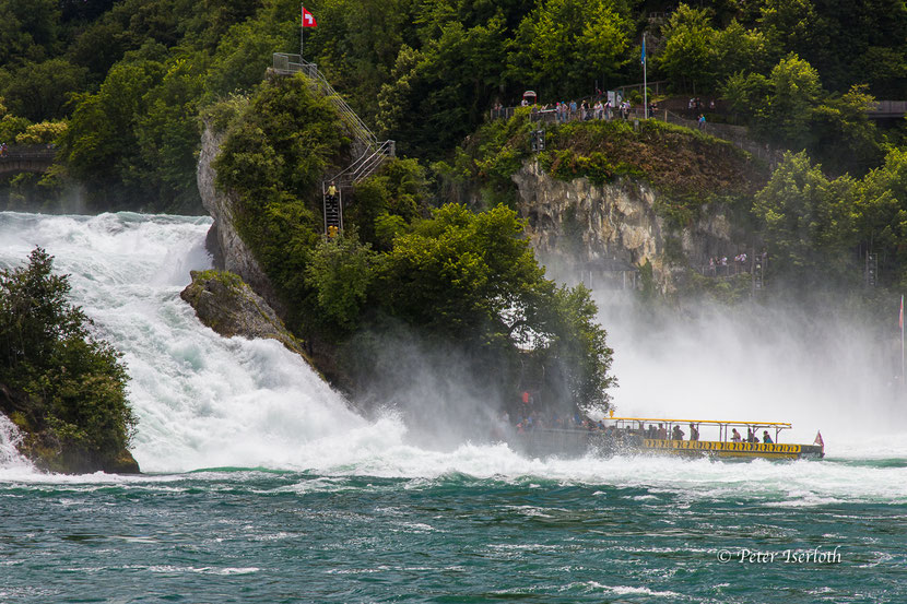Der Rheinfall bei Schaffhausen ist einer der größten Wasserfälle in Europa. Fotografiert ist ein Touristenboot in der Gischt des Wasserfalls.