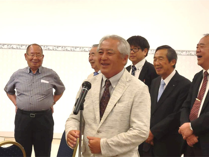 【マイク前】 熊谷高校同窓会 事務局長 松村 芳巳氏(高30回) ※2025年度 熊谷高校同窓会 本庄支部総会にて