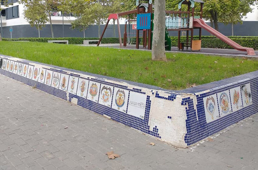 Graves actos de vandalismo destrozan un   mosaico con los escudos de todas las comisiones falleras en Valencia