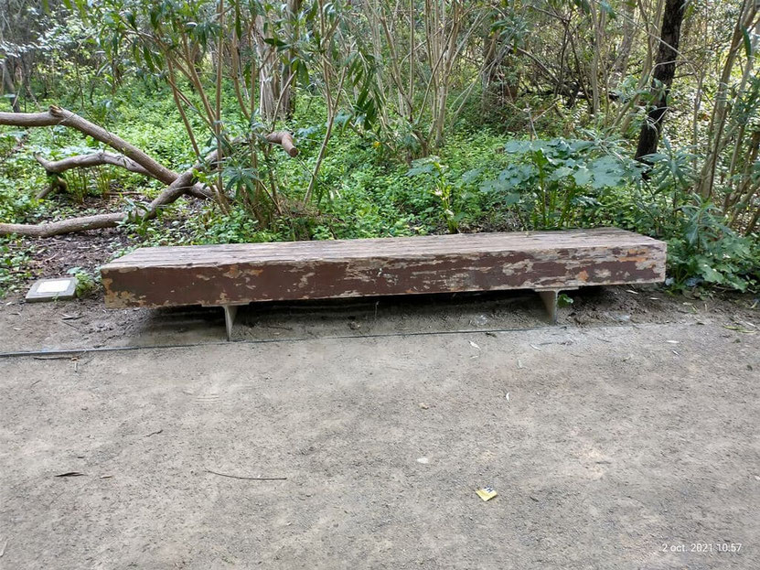Banco del  parque al que han intentado darle la vuelta. El vandalismo en el mobiliario urbano de Valencia y su área metropolitana, como en La Coma, afecta la convivencia y supone un gasto constante de reposición para el consistorio.