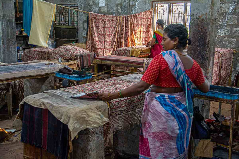 Atelier d'impression de tissus kalamkari aux tampons de bois (Andhra Pradesh - Inde du Sud).