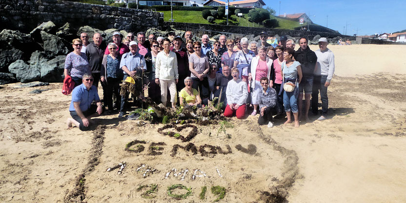 Le groupe du 1er séjour 2019 avec une création éphémère sur la plage d'Urrugne