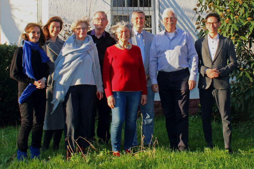 Vorstand des Freundeskreises Evangelische Kirchenmusik in Bad Nauheim und Ober-Mörlen e.V. mit (v.l.n.r.) Jutta Balser, Kerstin Scheffler, Luitgard Hessing-Rieth, Ulrich Niemann, Sylvia Diesch-Sehrt, Heinrich Noeske, Walter Leister mit Kantor Frank Scheff