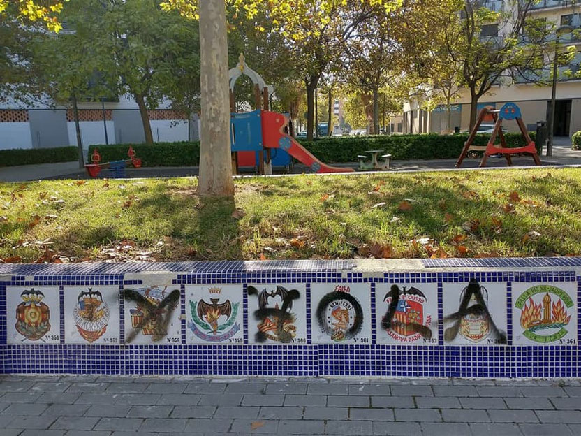 Graves actos de vandalismo destrozan un  mosaico con los escudos de todas las comisiones falleras en Valencia