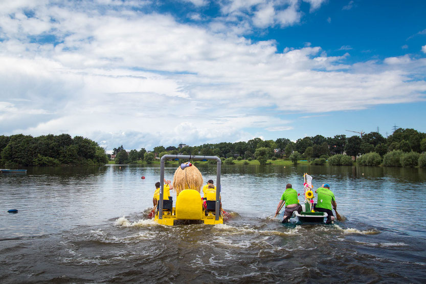 Zwei Boote auf dem Ibbenbürener Badewannenrennen in 2016