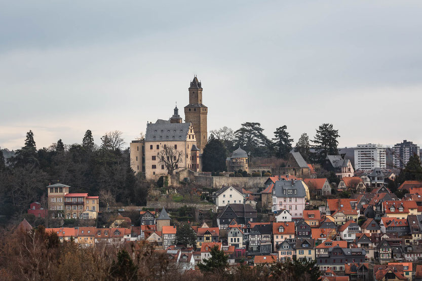 Burg Kronberg in Hessen im Taunus hoch über der Stadt Kronberg