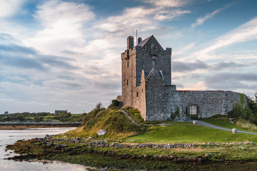 Dunguaire Castle in der goldenen Stunde in Kinvarra in Irland