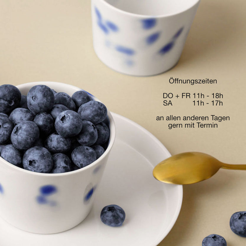 feine Produkte aus Porzellan handmade in Berlin, Geschirr mit blauen Tupfen