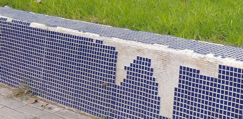 Graves actos de vandalismo destrozan un  mosaico con los escudos de todas las comisiones falleras en el barrio de Nou Campanar.