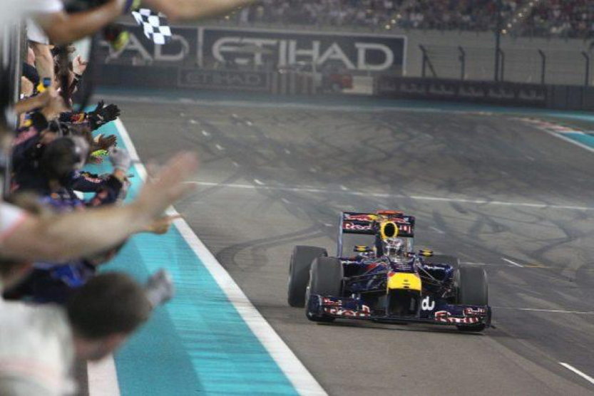 (Sebastian Vettel taglia il traguardo dell’edizione 2010. Da vincitore e campione del mondo)