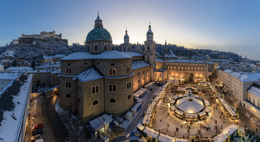 Salzburger Christkindlmarkt am Residenzplatz mit Dom und Festung Hohensalzburg