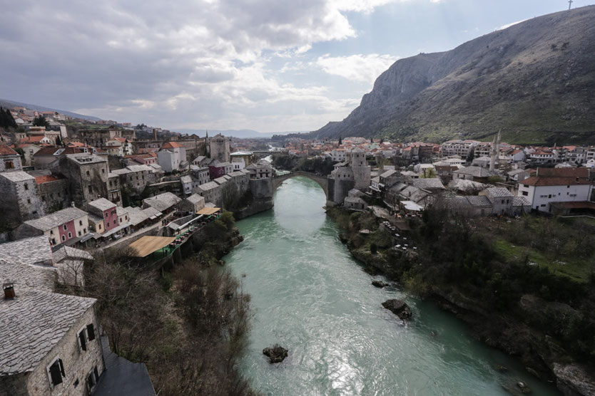 Die Neretva fließt auch durch Mostar und unter der berühmten Brücke hindurch.