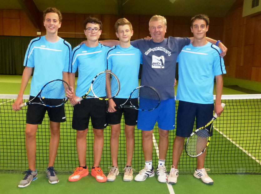 Lorenz Metzner, Michael Göller, Luis Gerhardt, Trainer Petr Brezina, Nicolas Kennemann  beim letzten Training, das wegen des Regens in der Tennishalle stadtfinden musste.