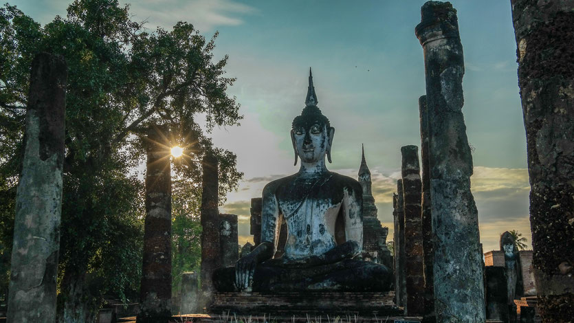 Wat Mahathat im Sukhothai Historical Park bei Sonnenuntergang