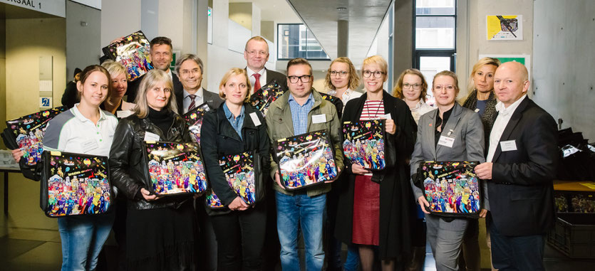 Gruppenfoto der Sponsorenvertreter zur Hauptausgabeveranstaltung des Student Welcome Package 2016