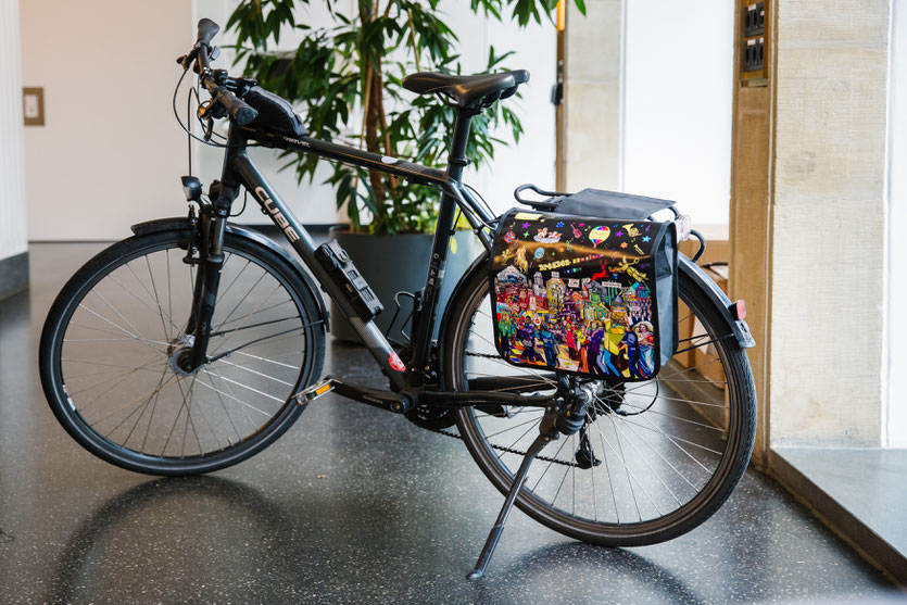 zu sehen ist das Student Welcome Package 2016 an einem Fahrradgepäckträger