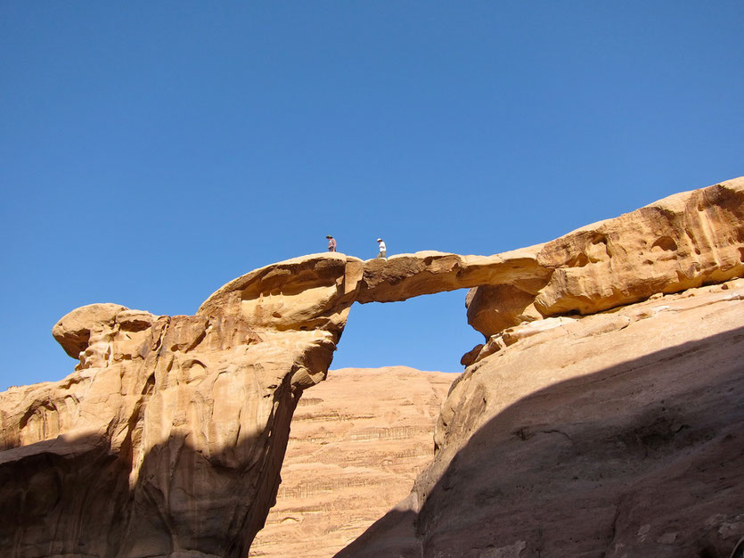 Klettern auf den großen Um-Frouth-Bogen, Wadi Rum Jordanien