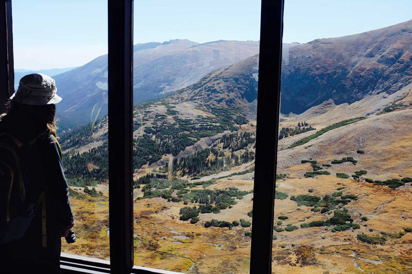 Blick aus dem Fenster im Alpine Visitor Center auf 3.600 m