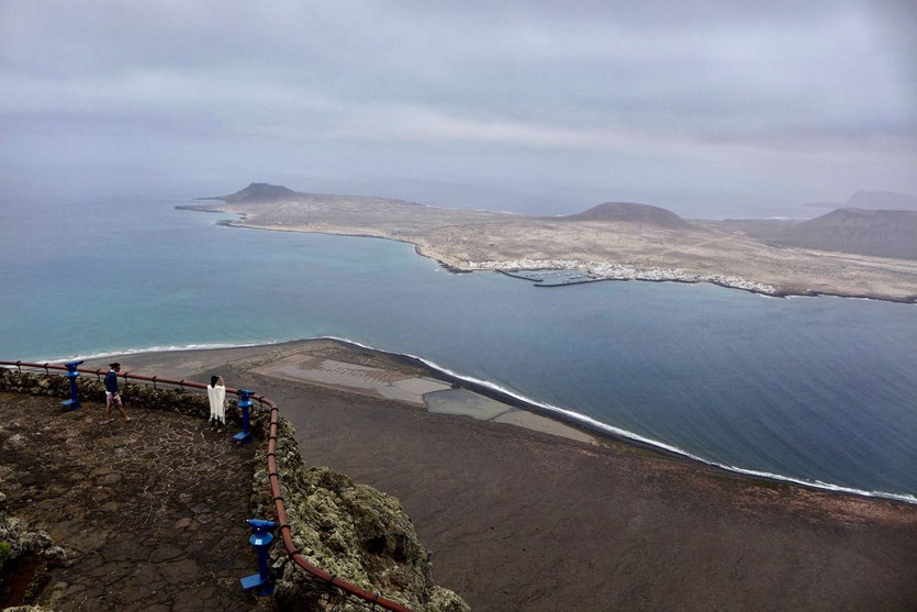 Mirador del Río Blick auf Salinen, Meerenge El Rio Insel La Graciosa