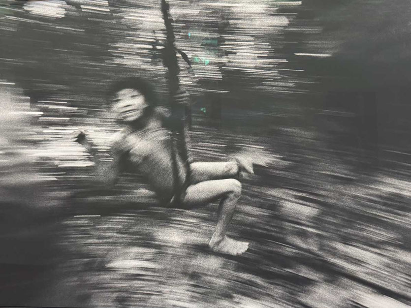 Yanomami Schwarz-Weiß-Fotografie von Claudia Andujar, Inhotim, Minas Gerais, Brasilien
