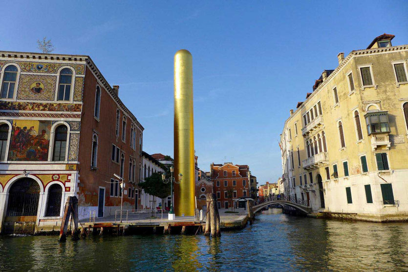 James Lee Byars 'The Golden Tower' am Canale Grande