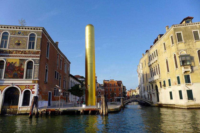 James Lee Byars 'The Golden Tower' am Canal Grande Venedig