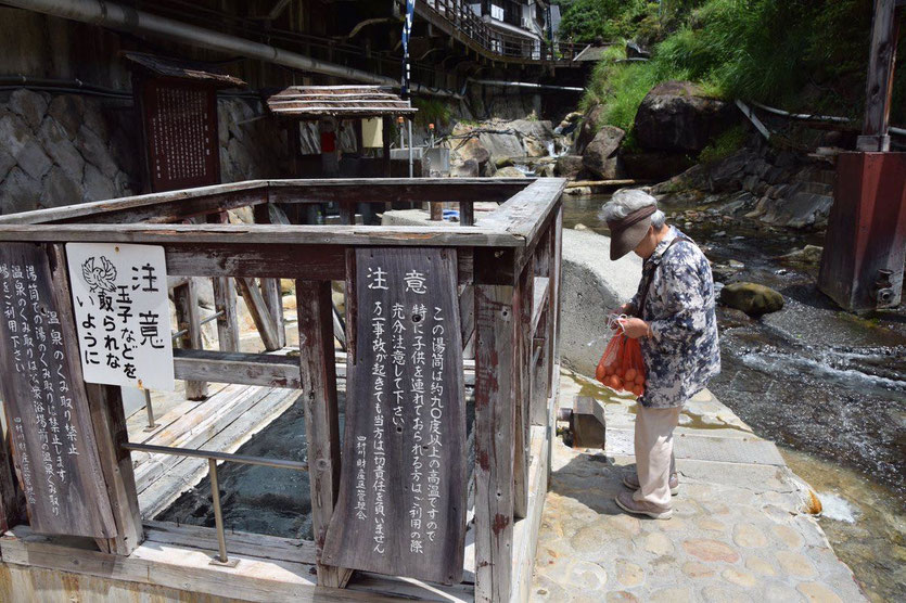Freiluft-Eierkocher in den Onsen Thermalquellen