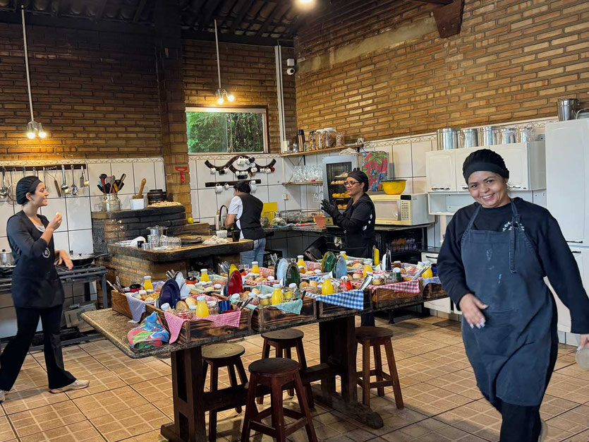 Küchenteam macht Frühstück, Solar Maria Carolina Retreat in Minas Gerais